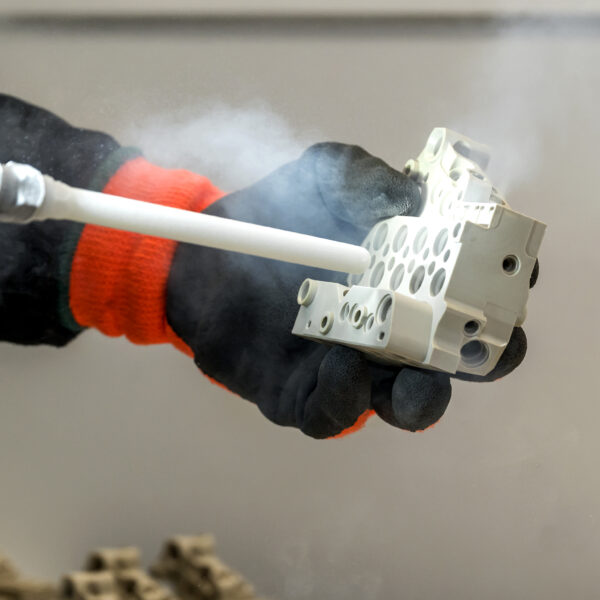 Nabewerken kunststof product ontbramen